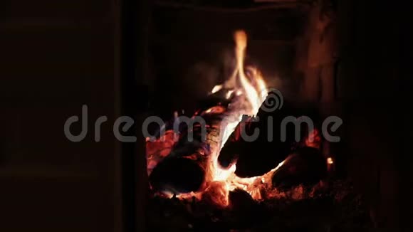 客厅有开门的烧木炉视频的预览图