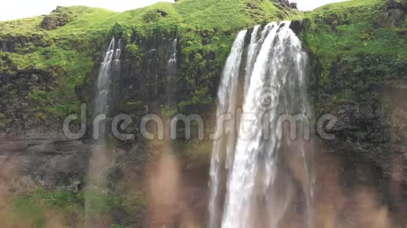 美丽的瀑布Seljalandsfoss在夏季缓慢运动通过模糊的草冰岛视频的预览图