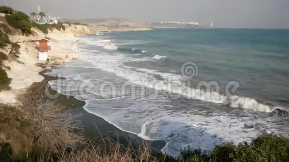 在加弗纳斯海滩的黑沙上翻滚白浪塞浦路斯地中海视频的预览图