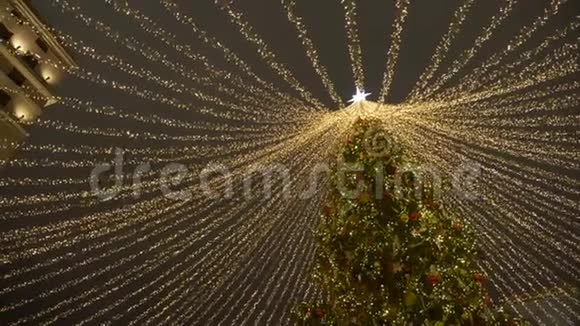 顶部是莫斯科有花环的主要圣诞树视频的预览图