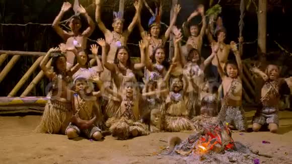土著人在夜晚问候观众视频的预览图