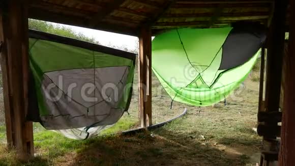 雨后潮湿的帐篷在天篷下被风吹干视频的预览图