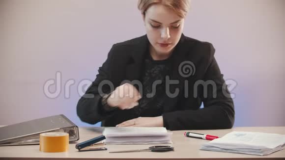 办公室一个非常疲惫的年轻女人正在签一份文件而不是把所有的东西都扔掉视频的预览图