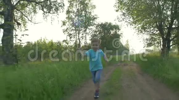 一个带着铲子的小孩在乡下跑视频的预览图