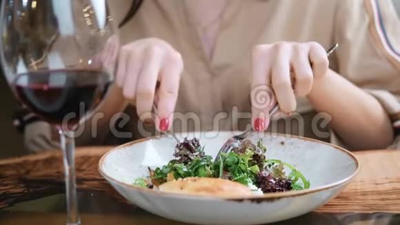 女性用刀叉从盘子里吃开胃的食物近距离拍摄4k红色相机视频的预览图