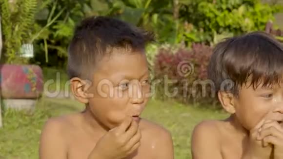 在丛林里吃甘蔗的土著儿童视频的预览图