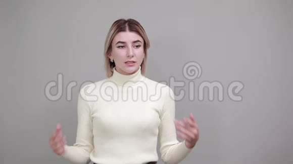 女士愤怒的表达举手消极的情绪惹恼了某人视频的预览图