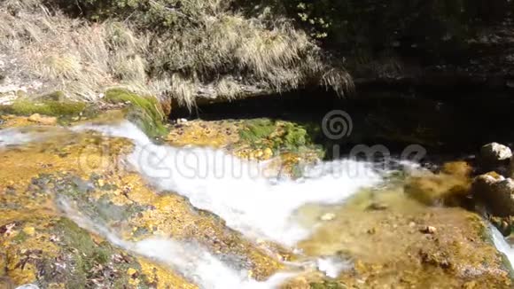 特里格拉夫国家公园的瀑布佩里尼克斯洛文尼亚阿尔卑斯山视频的预览图