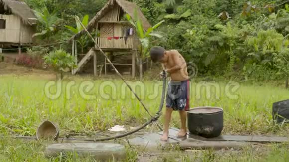 两个年轻的土著男孩正在清理自己的泥视频的预览图