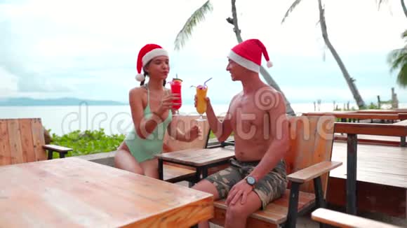 快乐的一对夫妇在热带度假胜地放松并庆祝圣诞节和2020年新年视频的预览图