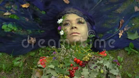 地球母亲在开花的装饰中躺在草地上大自然就像活着一样视频的预览图
