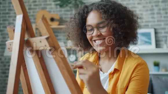青少年女孩在画室画画的慢动作享受创意作品视频的预览图