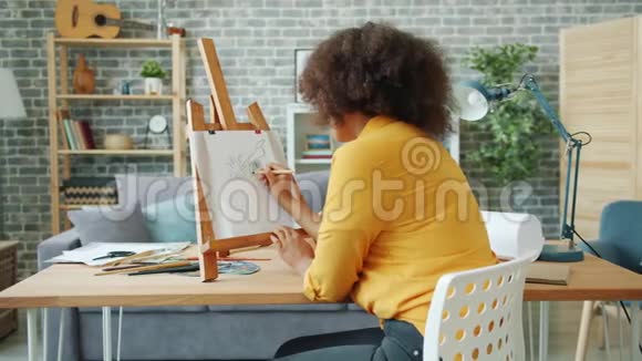 非洲裔美国女士独自在家用铅笔画花图案视频的预览图