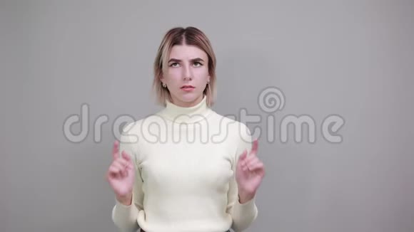 美丽的白种人女人看起来很震惊并保持着手指视频的预览图
