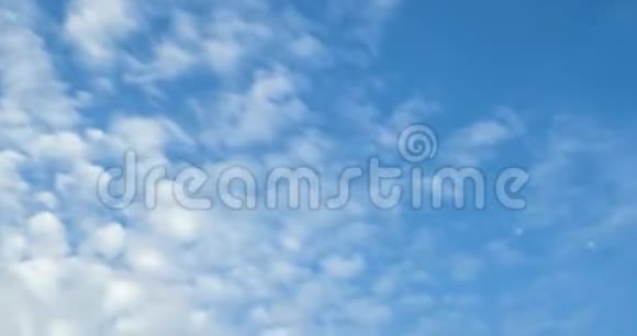 蓝色天空背景的时间推移有两层微小的卷云条纹天气晴朗多风天气视频的预览图