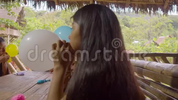 在亚马逊雨林中吹气球的土著人家庭视频的预览图