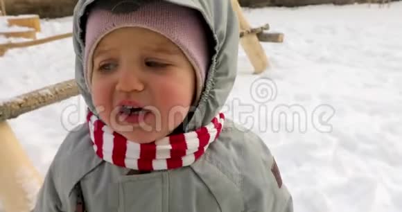 冬天哭泣的小女孩视频的预览图