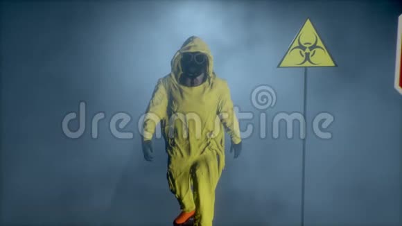 穿着黄色危险防护服的人做了个手势带菌保护服的人冠状病毒SARSn视频的预览图