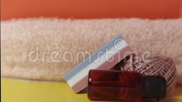 肥皂加入油和粘土用于护肤丝瓜用于淋浴视频的预览图