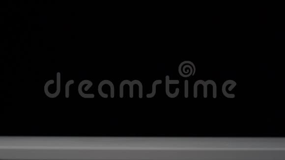 超级慢镜头花生落在白色桌子上视频的预览图