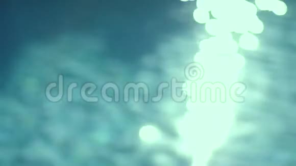 池中纯蓝色的水阳光明媚光线反射腐蚀性强全高清视频清水在ProRes视频的预览图