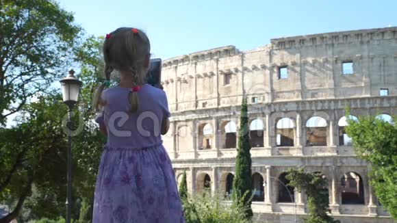 小女孩在罗马的竞技场拍照视频的预览图