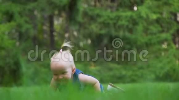 可爱的小宝宝在草地上爬行视频的预览图