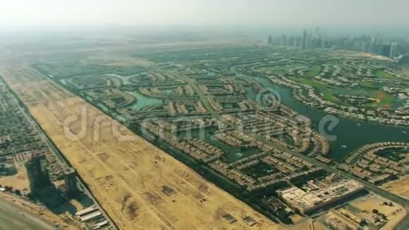 从Jumeirah村圈区看到迪拜城市景观和周围沙漠的360度全景视频的预览图