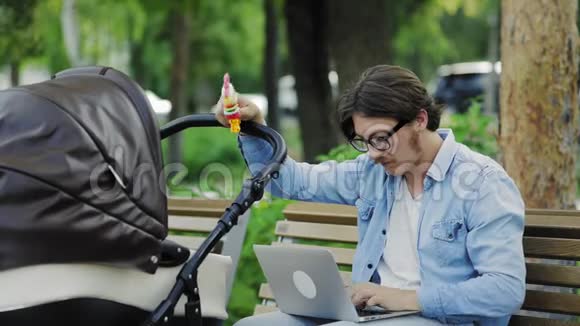 自由职业者发送笔记本电脑电子邮件和摇摆婴儿车家庭和职业平衡视频的预览图