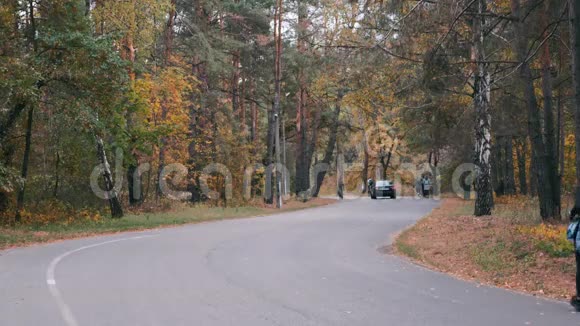 年轻的运动女跑步者在户外锻炼穿着运动服在秋季公园跑步的漂亮女人男性和女性训练视频的预览图