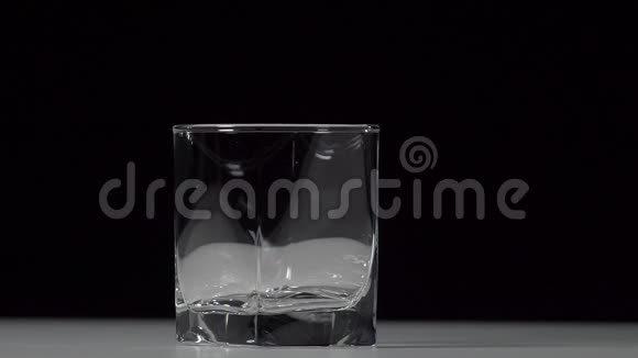 工作室拍摄的可乐倒入透明玻璃在白色的桌子上视频的预览图