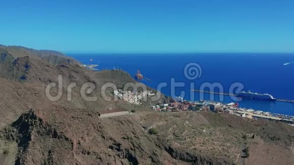 空中观景圣克鲁斯德特内利夫市加那利群岛在西班牙的首都海边的城市视频的预览图