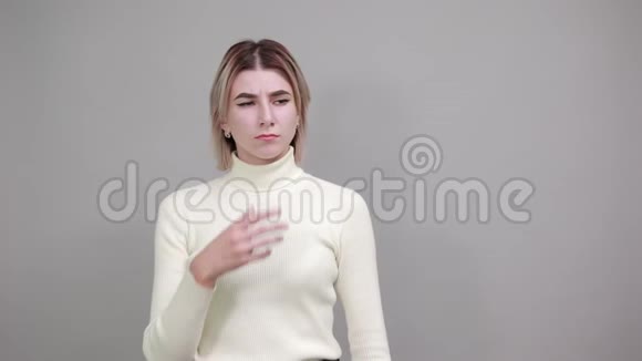 女人思考手势的肖像看向一边用手托着下巴视频的预览图