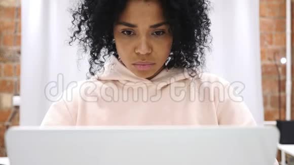 抑郁头痛家庭中的非裔美国妇女视频的预览图