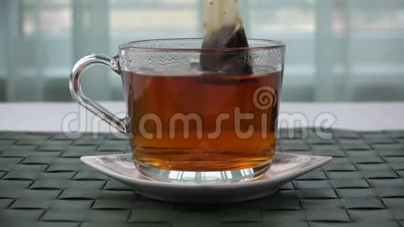 茶袋是从一杯茶中取出的视频的预览图