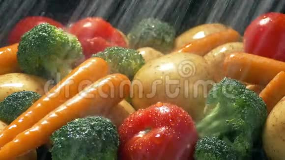 五颜六色的混合蔬菜在喷水中洗视频的预览图