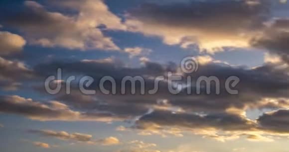 微小的卷云条纹的深蓝色天空背景的时间推移清夜风和日丽视频的预览图