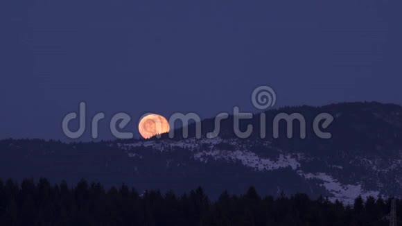 冬天月亮升起在茂密的山丘上视频的预览图