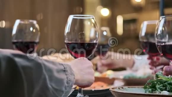 把人们的手举起来在餐厅的桌子上拿着酒拍摄红鸦4k影院视频的预览图