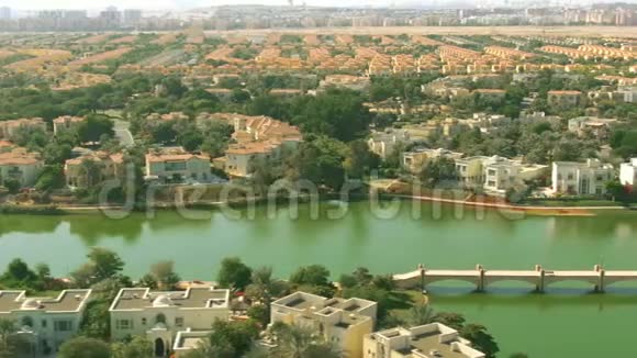 阿联酋迪拜的豪华朱美拉群岛社区海滨别墅空中拍摄视频的预览图