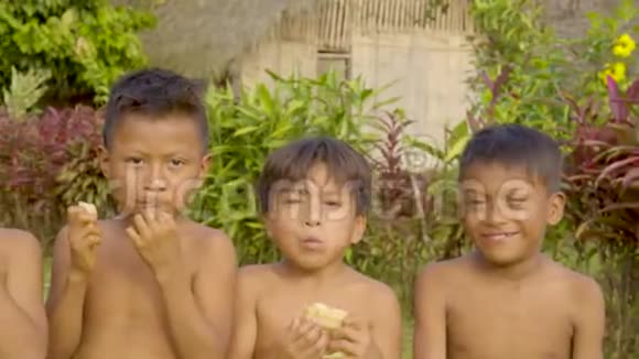 快乐的土著儿童喜欢吃甘蔗视频的预览图