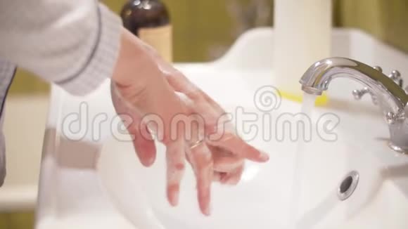女人小心翼翼地洗手视频的预览图