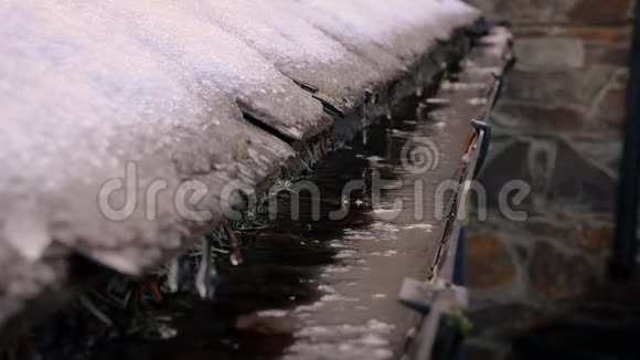 从屋顶上融化的雪滴到排水沟里爱尔兰视频的预览图