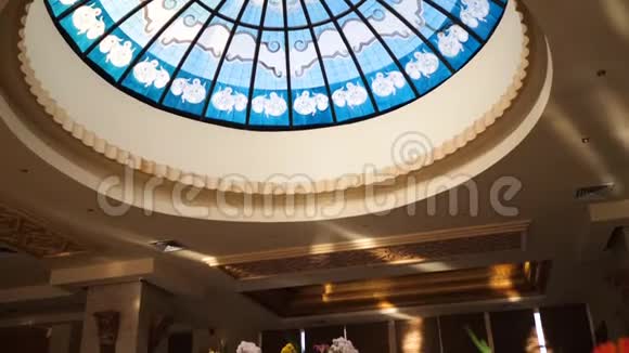 酒店或餐厅大厅大堂天花板创意现代酒店或餐厅内部柱运动视图高清高清视频的预览图