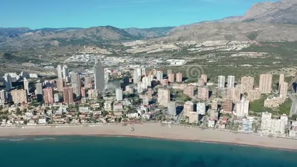 西班牙城市贝尼多姆建筑和沙滩庞恩特空中观景视频的预览图