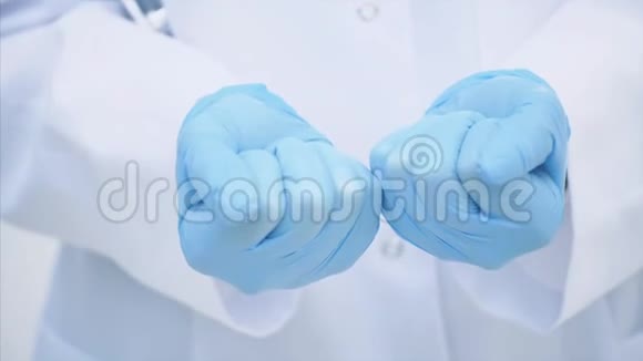 医生手中的许多白色小药丸穿着医用一次性手套视频的预览图