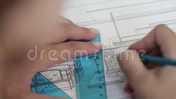 设计师用铅笔画画视频的预览图