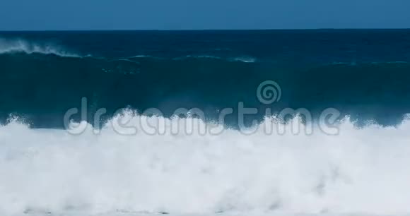 大海里的巨浪视频的预览图