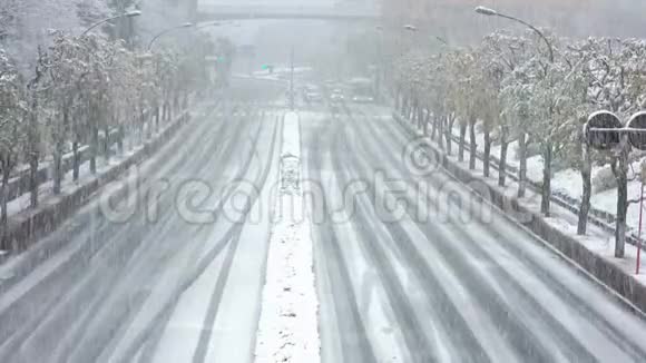 东京郊区积雪的道路视频的预览图