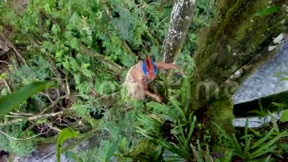 土著猎人在亚马逊雨林爬树视频的预览图